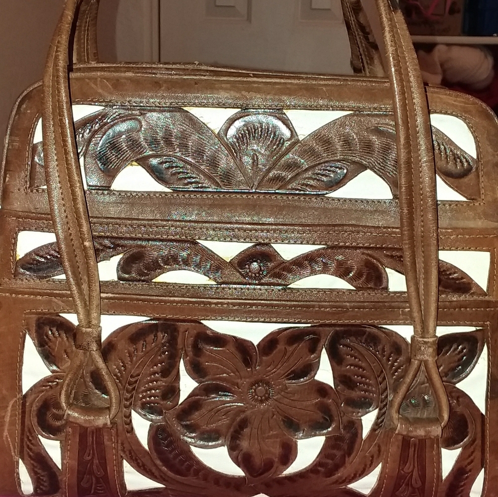Hand made REAL LEATHER purse: very detailed